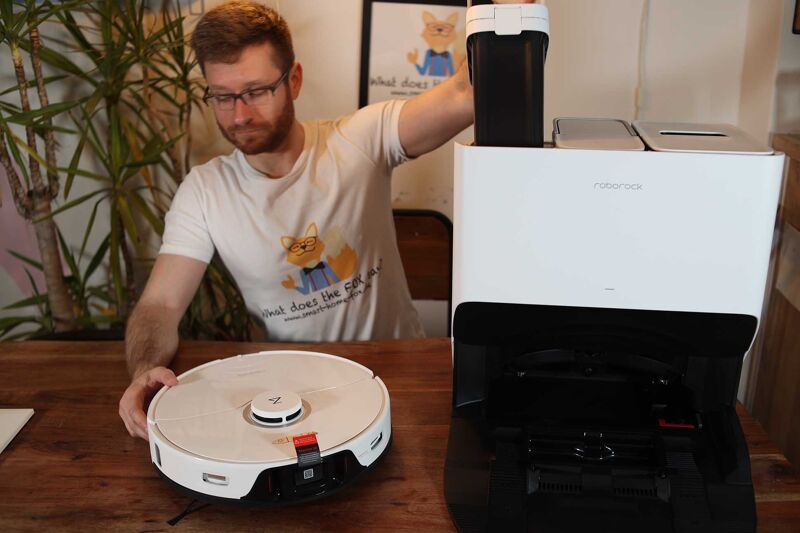Taking out the dirty water tank of the Roborock S8 Pro Ultra